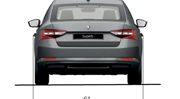 Grauer Skoda Superb von hinten mit Maßangabe G1 für die pkw breite.