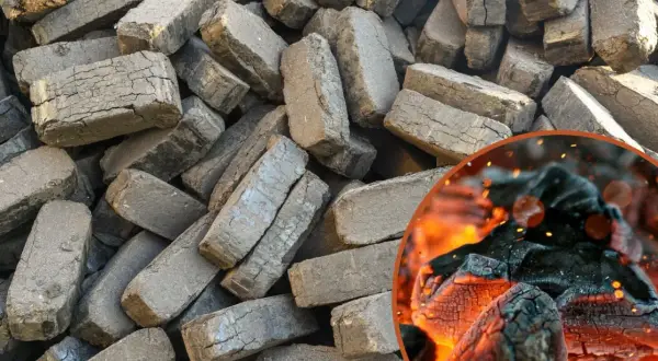 Stos torfowego brykietu, a w tle żarzący się ogień. Co lepsze brykiet torfowy czy drzewny?