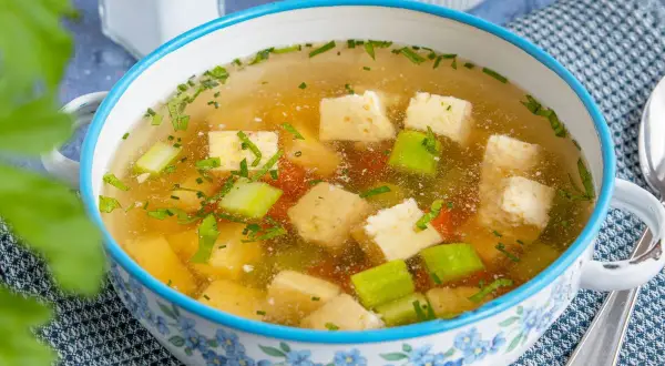 Herzhafte Eierstichsuppe mit Sellerie und Kräutern, ein einfaches eierstich rezept.