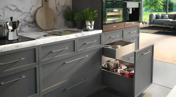 Szuflady w kuchni DIY: Przerób szafki i zyskaj idealny porządek!