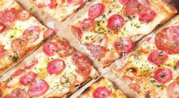Cienkie ciasto na pizzę: przepis na chrupiący spód jak z Włoch!