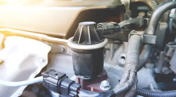 Válvula EGR de un coche, con su conector eléctrico. El p0401 seat indica un problema en este componente.