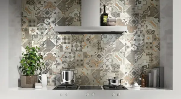 Une cuisine moderne avec un mur de crédence aux motifs vintage, une inspiration carrelage cuisine parfaite pour un style unique.