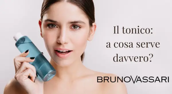 Donna con tonico viso blu, scopri a cosa serve davvero questo prodotto essenziale per la tua pelle.