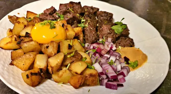 Biff Rydberg med stekt potatis, rå äggula, hackad rödlök och en klick senap. En klassisk svensk rätt som smakar fantastiskt!