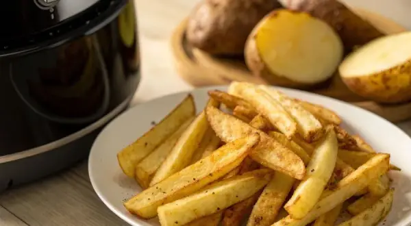 Frytki z surowych ziemniaków w Air Fryerze: Chrupiące jak z restauracji?