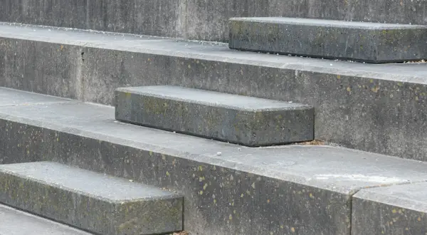 Czym tanio wyłożyć schody? 7 pomysłów na trwałe wykończenie