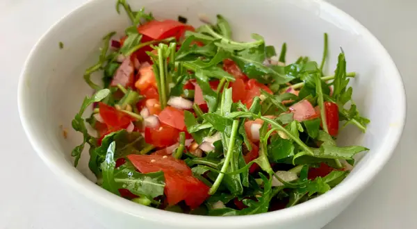 Mediterraner Rucola-Tomaten-Salat: Einfaches Rezept & Tipps