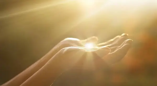 Hände im Sonnenlicht, die nach oben geöffnet sind. Ein Gefühl der Hoffnung, aber auch der Last, denn ich kann nicht verzeihen.