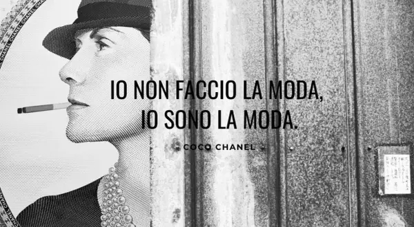 Ritratto di Coco Chanel con sigaretta, che incarna le sue celebri frasi: "Io non faccio la moda, io sono la moda.
