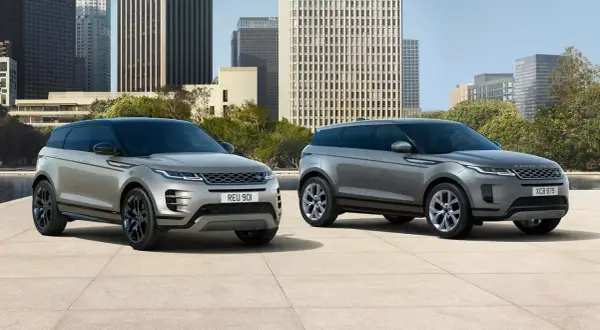 Dwa eleganckie samochody Range Rover stoją na tle nowoczesnej architektury miejskiej.