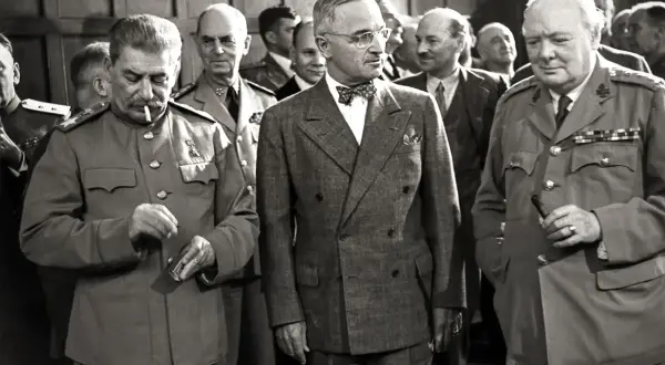 Stalin, Truman i Churchill na zdjęciu. Stalin, mimo swojego wzrostu, wydaje się dominować.