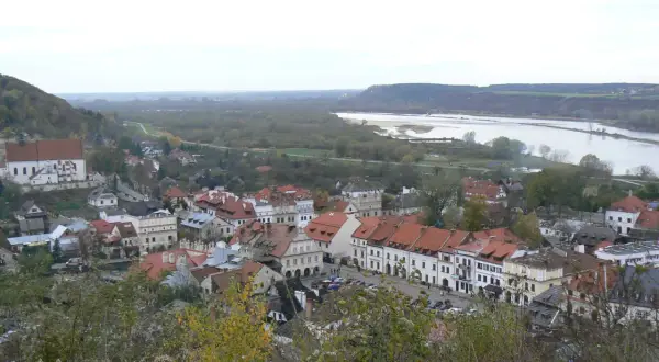 Widok na Kazimierz Dolny z lotu ptaka. Malownicze miasteczko nad Wisłą, idealne na weekend. Jak dojechać do Kazimierza Dolnego pociągiem?