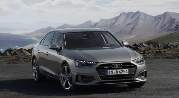 Szary Audi A4 na tle gór i morza. Sprawdź audi a4 wymiary, by zaplanować podróż.