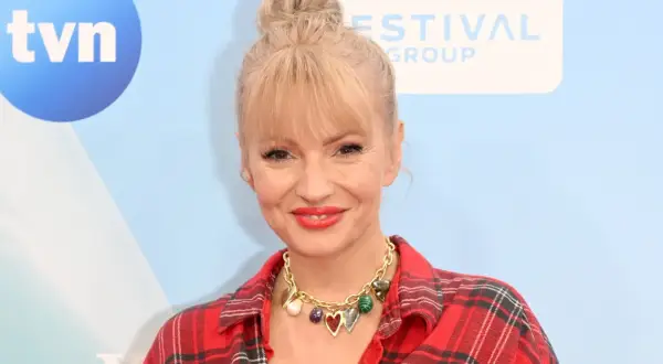 Uśmiechnięta Dorota Szelągowska w czerwonej koszuli w kratę, z naszyjnikiem w kształcie serc. Ile lat ma Dorota Szelągowska?