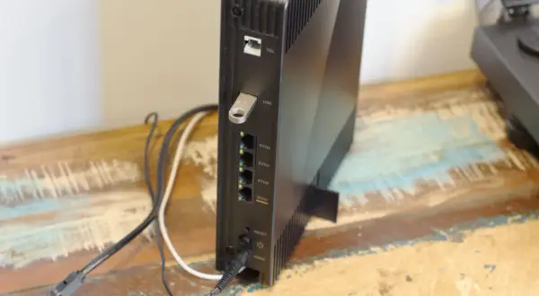 Czarny router z portami ETH i USB, podłączony do zasilania. To nasz nowy funbox 6, gotowy do pracy.