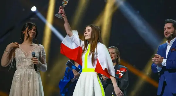 Roksana Węgiel z pucharem Eurowizji Junior, w białej sukni z elementami flagi Polski.