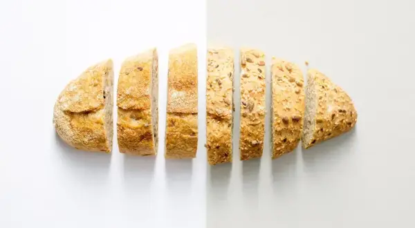 Pokrojony chleb z ziarnami, idealny do pieczenia w piekarniku z termoobiegiem.