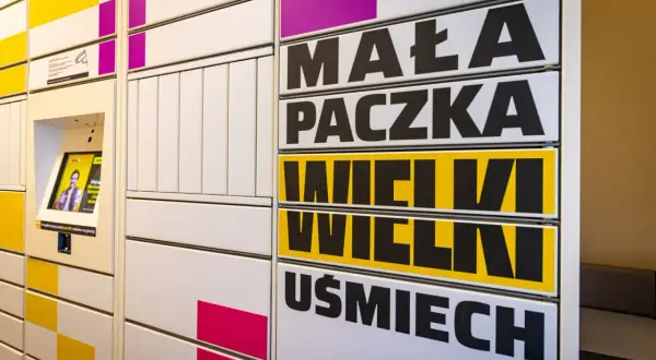 InPost Paczkomat z napisem "Mała paczka, wielki uśmiech". To miejsce, gdzie ekozwroty stają się proste i przyjemne.