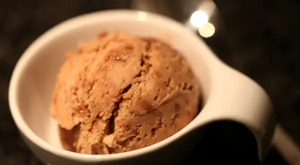 Eine Kugel Toblerone Eis in einer weißen Schale, bereit zum Genießen.