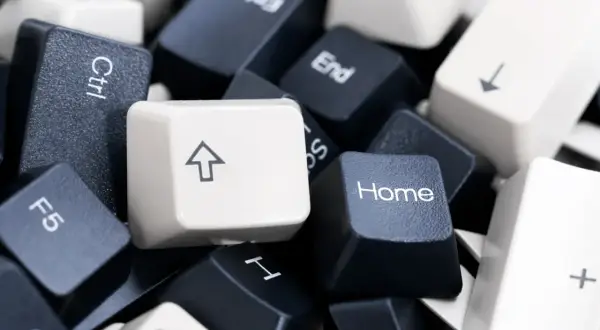 Klawisze klawiatury: Home, Strzałka w górę, Ctrl, F5. Wyobraź sobie, że to klucz do domu, a shift na klawiaturze pomoże Ci go otworzyć.