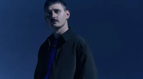 Dawid Podsiadło w granatowej stylizacji, promujący swoje nowe płyty.