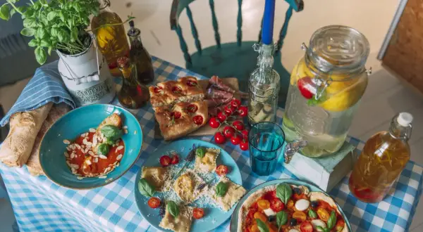 Włoska kolacja dla przyjaciół: focaccia, ravioli, pizza, pomidorki, bazylia i domowa lemoniada. Smacznego!