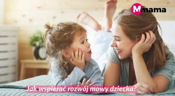 Mama rozmawia z córką, wspierając rozwój mowy. Jak wyeliminować echolalię?