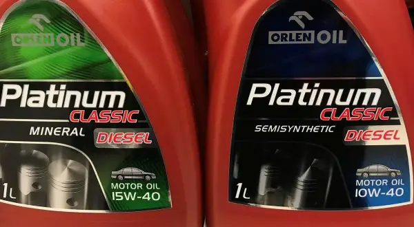 Dwa opakowania oleju silnikowego Orlen Platinum Classic. Jeden to olej mineralny 15W-40, drugi półsyntetyczny 10W-40. Jaki olej do silnika benzynowego? Sprawdź specyfikację.