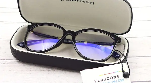 Okulary z filtrem niebieskim w etui, z metką "PolarZONE Blue light filter".
