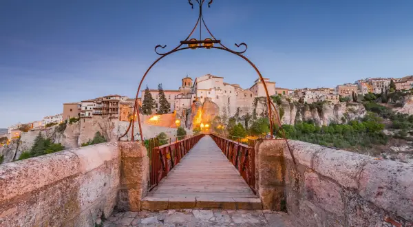 Puente de San Pablo y Casas Colgadas, un imprescindible que ver en Cuenca al atardecer.