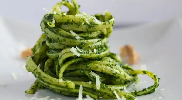 Makaron z najlepszym pesto, posypany parmezanem.