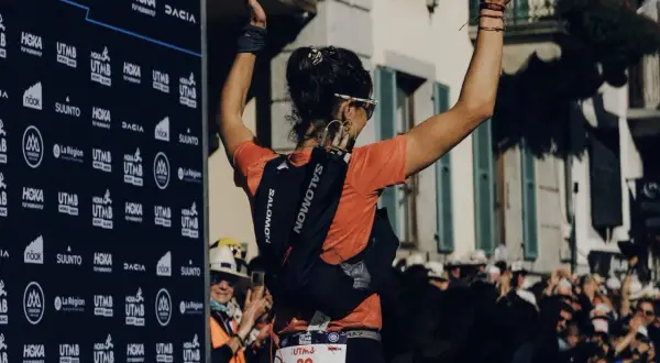La coureuse Camille, dossard 30, lève les bras en signe de victoire à l'UTMB. Une scène qui a suscité une vive polémique.