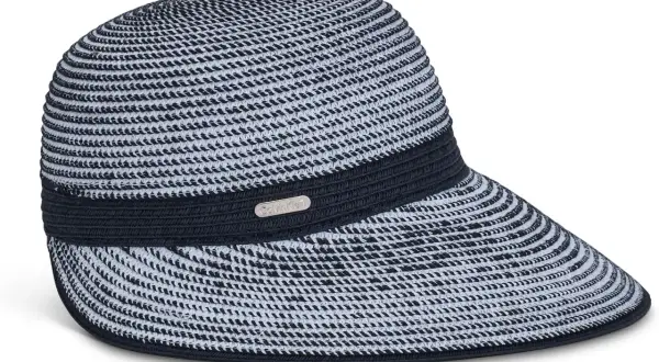 Cappello da sole Calvin Klein bianco e nero a righe, con fascia scura e logo metallico. Perfetto per le giornate estive.