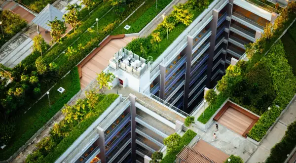Edifici green con giardini pensili e aree verdi che si integrano con l'architettura moderna, creando un paesaggio urbano sostenibile.