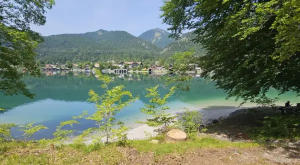 Türkisblaues Wasser, Berge und Häuser am Ufer – ein idyllisches Bild, das man als bayerische Karibik bezeichnen könnte.