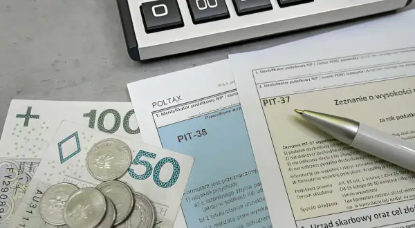 Zestawienie dokumentów podatkowych PIT-37 i PIT-38, pieniądze i kalkulator. Czas na rozliczenie zaliczki na podatek dochodowy.