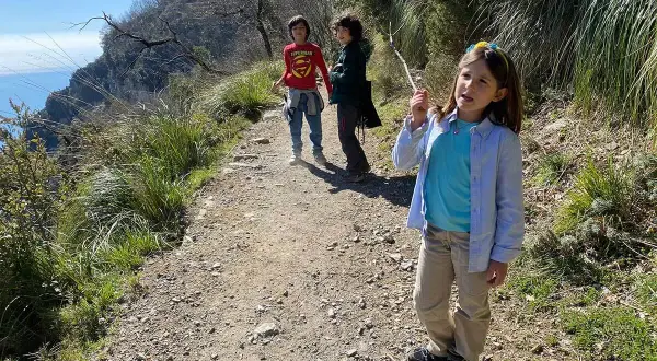 Bambini sul Sentiero degli Dei, un percorso panoramico. Chissà quanti km mancano alla fine!