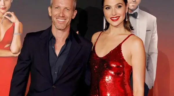 Gal Gadot w czerwonej sukni obok męża, Yaron Varsano, na premierze filmu.