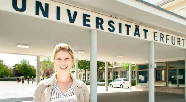 Glückliche Studentin vor der Universität Erfurt. Hier lässt es sich gut studieren!
