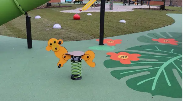 Bezpieczne podłoże pod plac zabaw w ogrodzie - uniknij niebezpieczeństw
