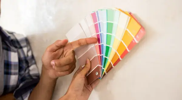 Choix de la couleur facade maison : un éventail de nuanciers s'ouvre, révélant des teintes pastel et vives pour un projet de rénovation.