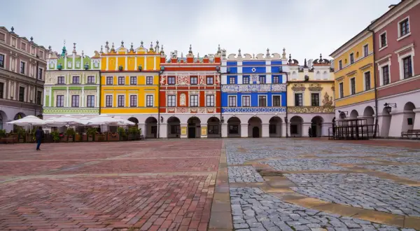 Kolorowe kamienice na Rynku Wielkim w Zamościu, tworzące malowniczy obraz tego **starego miasta w Zamościu**.
