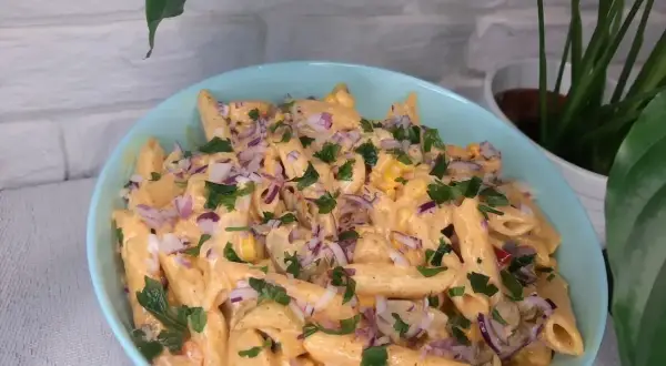 Penne z kurczakiem w sosie gyros, posypane cebulką i natką pietruszki. Pyszna sałatka gyros z makaronem, idealna na szybki obiad.