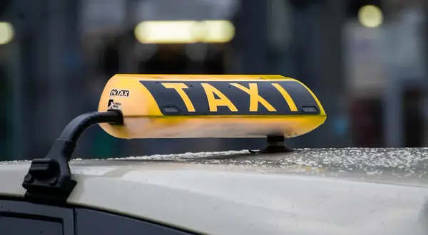 Żółty dachowy znak TAXI na samochodzie, widok z bliska.
