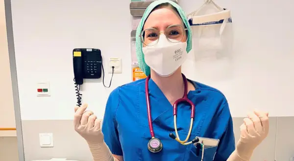Frau mit Stethoskop und Maske, bereit für ihr Physician Assistant Studium in Hessen.