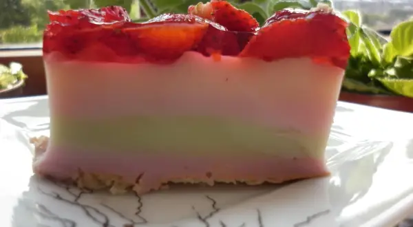 Prosty przepis na sernik na zimno z serków homogenizowanych i galaretki bez pieczenia