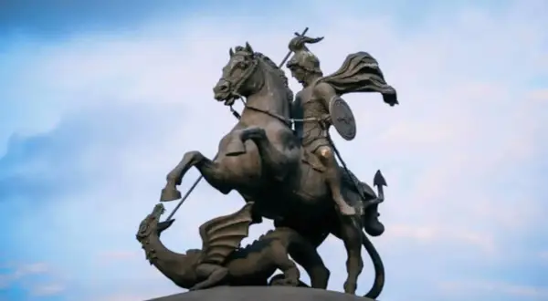 Estatua ecuestre de San Jorge matando a un dragón, un símbolo de valentía en el San Jorge día.