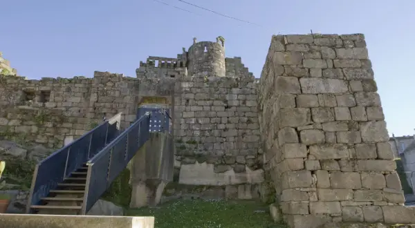 El imponente castillo de Ribadavia, con sus muros de piedra y una escalera metálica que invita a explorar su historia.