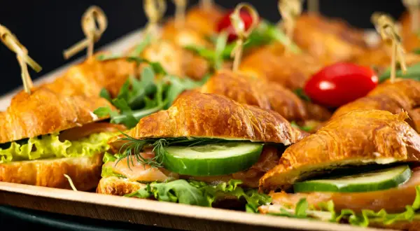 Gdzie zamówić catering? Przewodnik krok po kroku [2024]